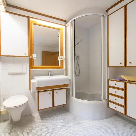 Haus Senn Toesens I سيرفاوس
